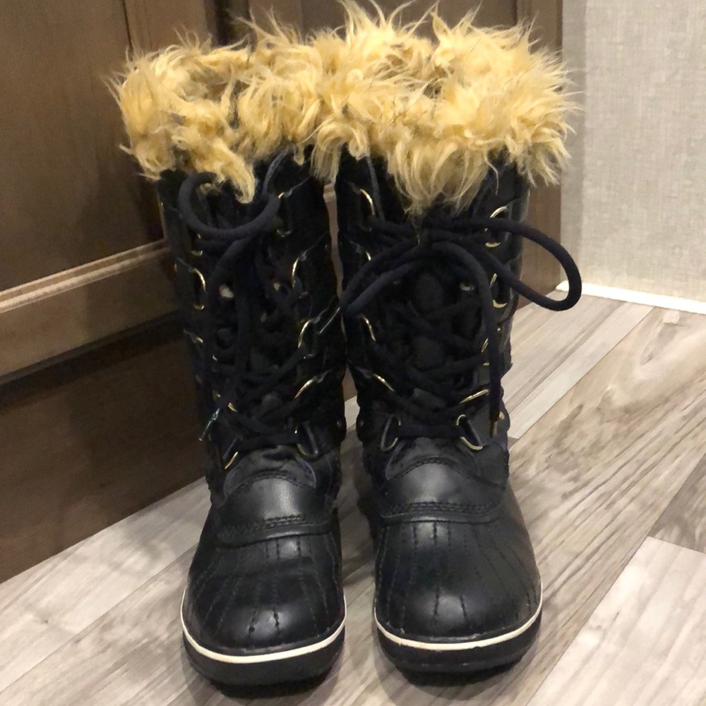 Black Sorel snow boots size 7.5.